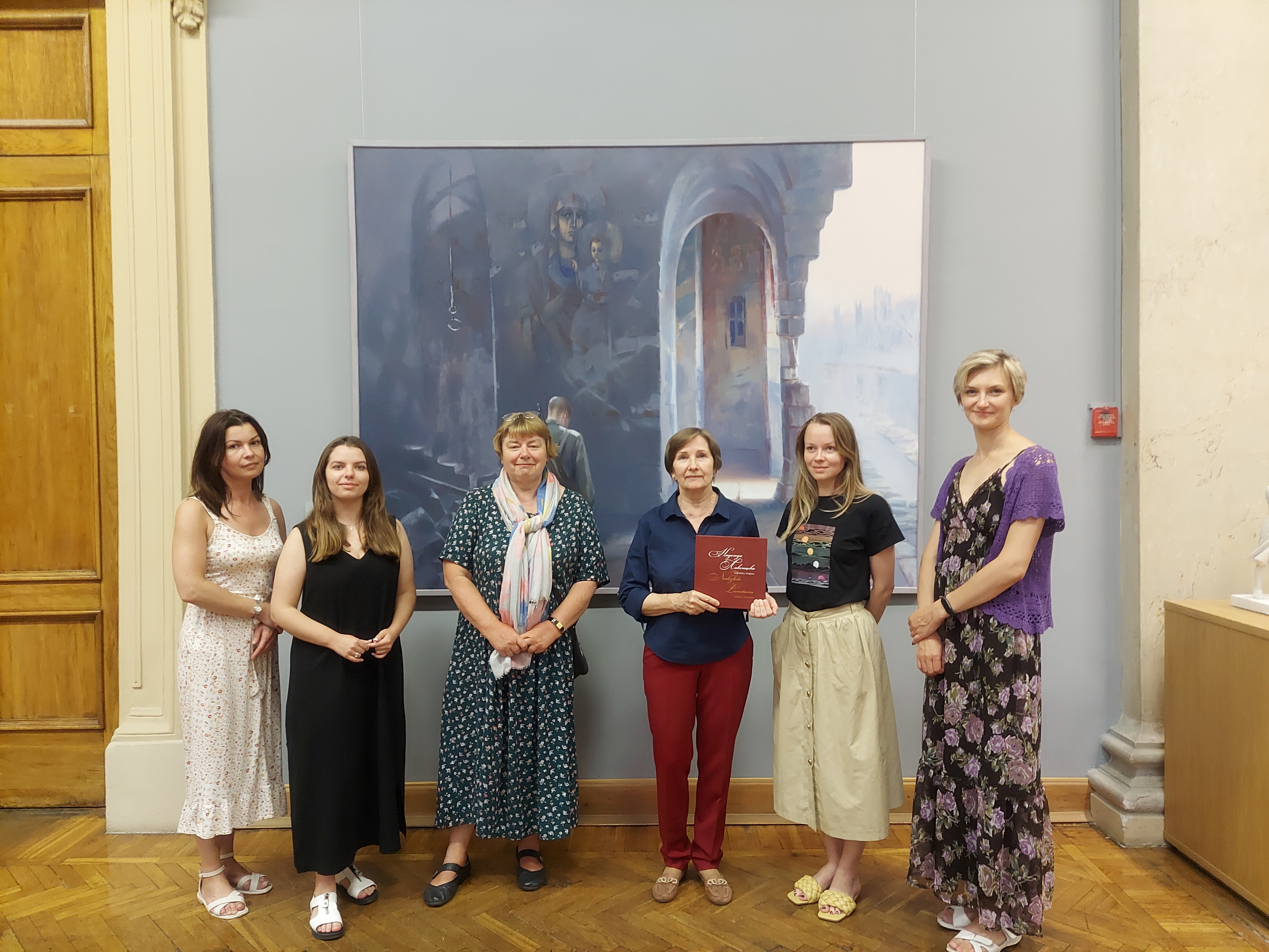 Художница Надежда Ливенцева посетила выставку "Река времени" и подарила свой каталог библиотеке Художественного музея