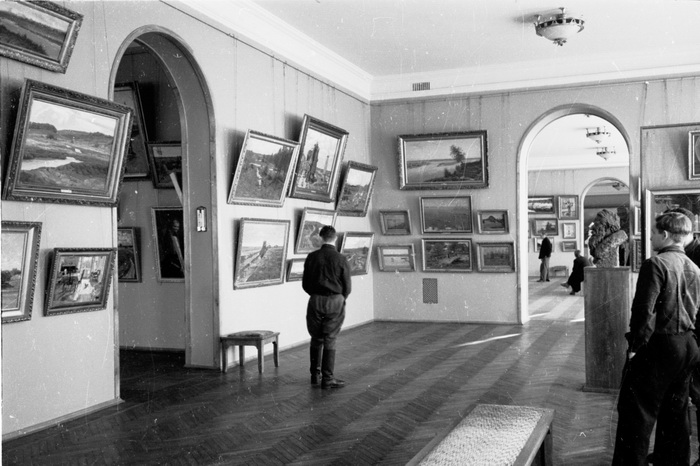 В экспозиции музея. 1957 г.